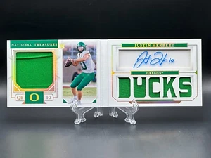 Justin Herbert 2020 National Treasures Combo Jugador Firma Folleto Dorado/30 - Imagen 1 de 5