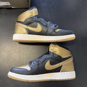 Air Jordan 1 Retro Alto OG Negro Dorado GS 6.5Y Vela Metálica FD1437 071 - Imagen 1 de 9