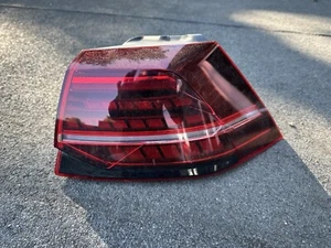 VW GOLF 2017-20 MK 7.5 GTD GTI R LED DRIVER RIGHT REAR LIGHT Outer Cracked - Picture 1 of 2