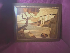 Panel de madera con incrustaciones 1982 de ITALIA... 12" X 9 1/2"... COSTA con árbol y pueblo - Imagen 1 de 8