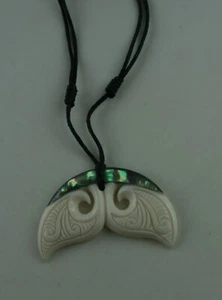 Maori Knochen Carving mit Paua Muschel Neuseeland Wal Flosse - Picture 1 of 2
