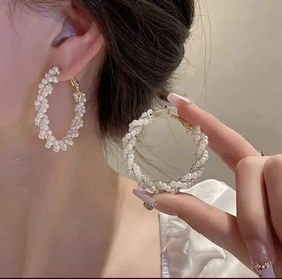 Elegantes aretes tipo aro de perlas creados en laboratorio 1,61” (40 mm) chapados en oro KC - uso diario Foto 1 de 4