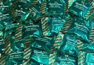 Hamburguesa Russell Stover menta en chocolate negro, caramelo a granel y delicioso (4 libras) - Imagen 1 de 5