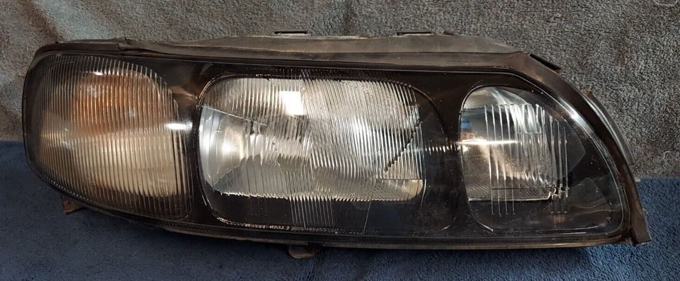 2004 年沃尔沃 S60 卤素灯乘客右 8693574 2001 - 2004 — 第 1/4 张图片