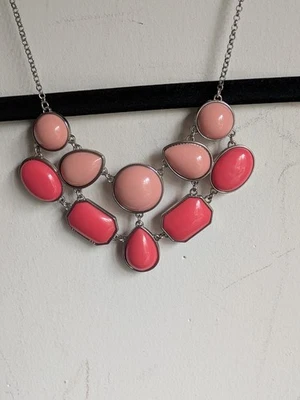 Collar babero llamativo para mujer con piedras facetadas rosas y broche de langosta Foto 1 de 3