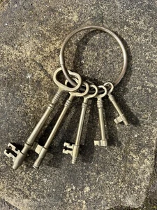 KEYS OF THE CASTLE Brass Used 5 Keys On A Ring. Ornament. Theatre. Largest 16cm - Picture 1 of 9