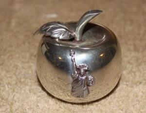 RARO FERMACARTE MELA VIntage 2 pollici peltro regina arte con Statua della Libertà - Foto 1 di 4