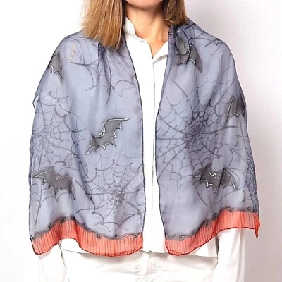 Bufanda de seda pura pintada a mano de Halloween con estampado de murciélago estampado de tela de araña bufanda gris Foto 1 de 4