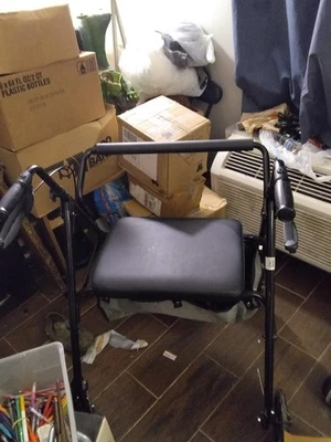 Nuevo andador con asiento Foto 1 de 2