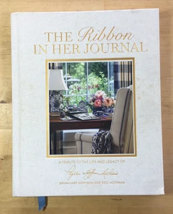 The Ribbon in Her Journal: Memories from Phyllis Hoffman Depiano by Brian Hart H - Imagen 1 de 13