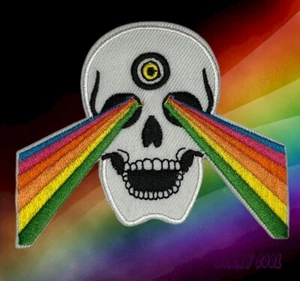 Neu Totenkopf Regenbogen Laser Augen Biker Motorrad bestickt Bügelbild Patch - Bild 1 von 3