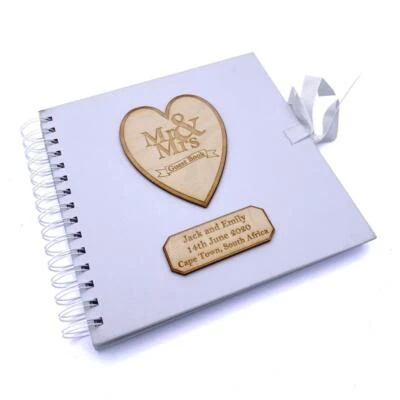 Libro de invitados de boda blanco personalizado grabado en madera Sr. y Sra Foto 1 de 2