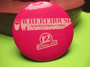 VINTAGE THE WHEREHOUSE RECORD STORE MITARBEITER 2 1/4" ABZEICHEN BUTTON PIN PINBACK - Bild 1 von 2