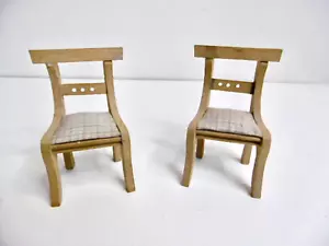 LOT 2 CHAISES DE MAISON DE POUPÉE ANCIENNE EN BOIS ASSISES REBOURRÉES + TISSU - Picture 1 of 6
