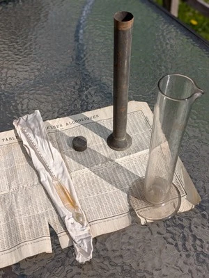 Ancien thermomètre à alcool  / éprouvette / table des richesses alcooliques - Photo 1/4