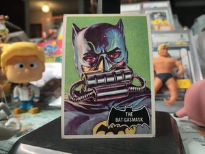 1966 Topps Batman Black Bat Set Break #43 The Bat-Gasmask Trading Card - Bild 1 von 2