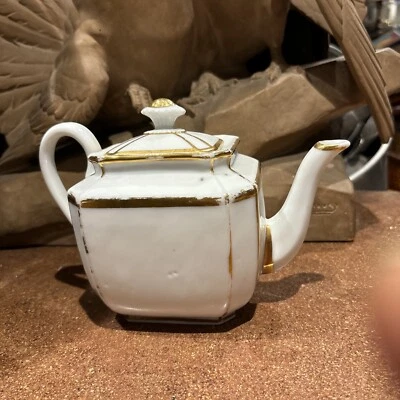 ancienne theire ou cafetiere en porcelaine blanche de paris epoque fin XIXe - Photo 1/3