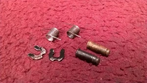 LIONEL POST WAR 675 STEAM LOCOMOTIVE - COLLECTOR SPRING & CLIP MOUNTING PARTS - Picture 1 of 2