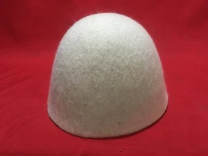 CAPPELLO ALBANIA PLIS LANA FOLK QELESHE FATTO A MANO 100% LANA CHIAMATO ANCHE PILEUS KAPUC - Foto 1 di 5