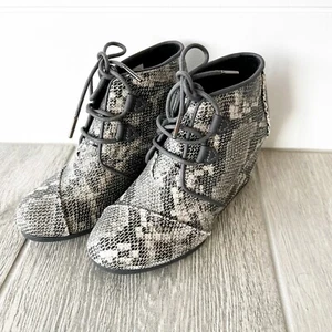Stivaletti donna nuovi senza scatola TOMS Kala zeppa pelle di serpente stringati grigio 6 - Foto 1 di 8