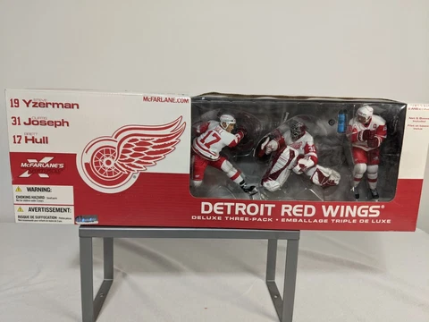 McFarlane's Sportspicks Detroit Red Wings Deluxe Three-Pack NIB NHL Brett Hull Cover