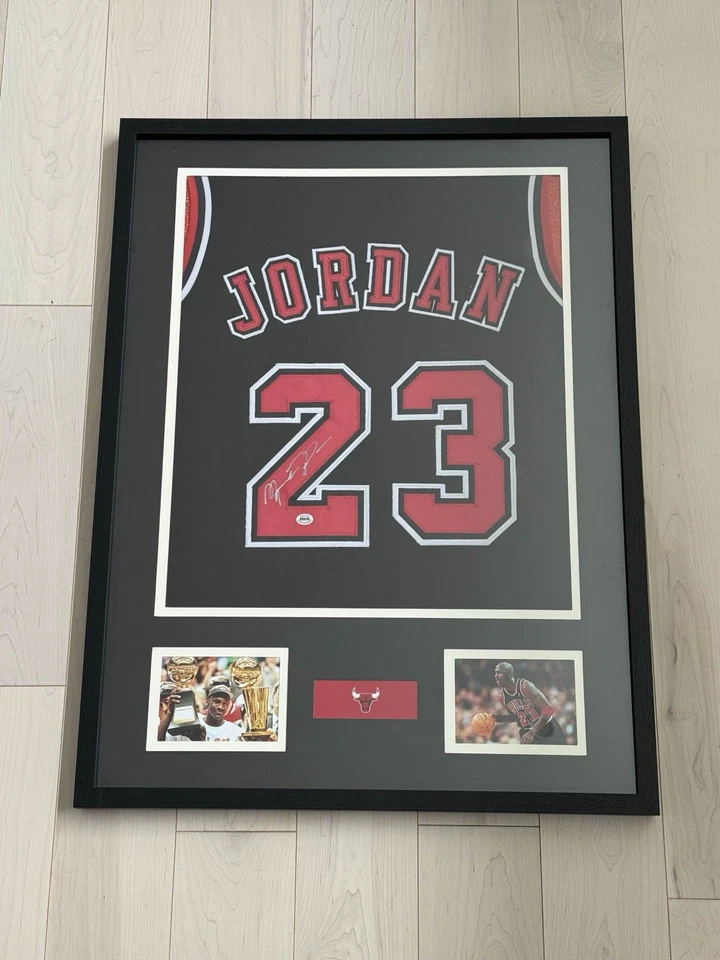 Camiseta firmada por Michael Jordan enmarcada autografiada con certificado de autenticidad Chicago Bulls negra Foto 1 de 2