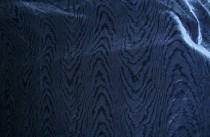 Marineblau/Königsblau Polsterstoff Rest, Holzmaserung, sehr weich zu berühren - Bild 1 von 8
