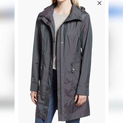 Chaqueta de lluvia con capucha con lazo trasero Cole Haan Signature talla L en Gunmetal Foto 1 de 4