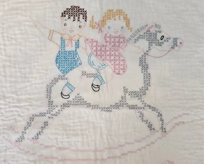 Manta acolchada hecha a mano para bebé 38" W X 54" L bordada niño y niña en caballo mecedor Foto 1 de 4
