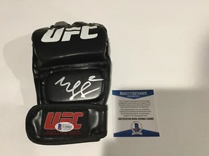Guante Khamzat Chimaev BORZ Firmado Autografiado UFC BECKETT BAS AUTENTICIDAD g - Imagen 1 de 3