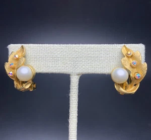 Gebürstete goldfarbene Ohrclips Kunstperlen Aurora Borealis Strass Vintage - Bild 1 von 7