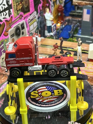 Красный литой полугрузовик с плоским носом Kenworth без указания бренда б/у в отличном состоянии товара - Изображение 1 из 4