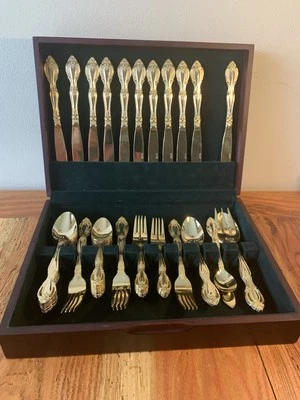 Juego de cubiertos de acero inoxidable chapado en oro Foto 1 de 4
