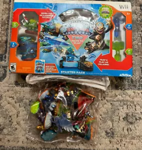 WII SKYLANDERS TRAP TEAM STARTER KIT CON GIOCO CON 12 FIGURINE SKYLANDER EXTRA - Foto 1 di 4