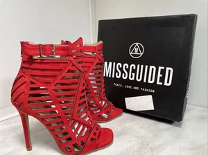 Zapatos de gladiador rojos equivocados tacones de aguja detalle corte láser Reino Unido 4 gamuza sintética - Imagen 1 de 14