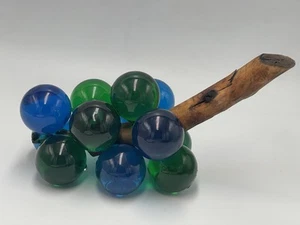 Grappolo d'uva vintage anni 60 MCM Lucite grande verde blu su legno alla deriva lungo 10" - Foto 1 di 10