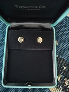 BNIB Tiffany & Co Tiffany T 18 Ct Gold Mother Of Pearl Circle Earrings Rare Find - Picture 1 of 5