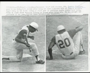 1960 Press Photo Frank Robinson Cincinnati Reds Goes Down after Hit by Pitch HOF - Picture 1 of 2