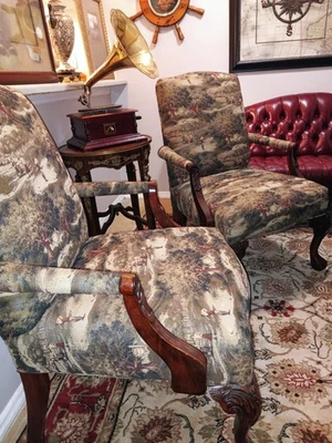 Un par de sillones con marco de caoba georgiana hechos a mano con temática de golf Foto 1 de 4