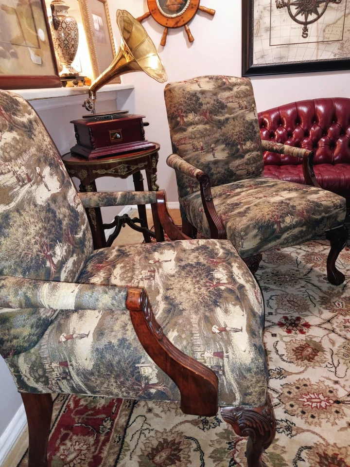 Un par de sillones con marco de caoba georgiana hechos a mano con temática de golf Foto 1 de 4