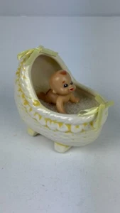 2 statuine vintage in plastica per bambini e culla in ceramica, 1 gialla e 1 con fiocchi blu - Foto 1 di 8