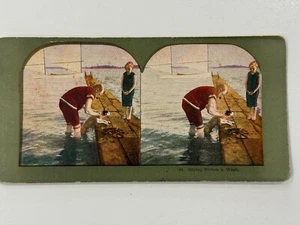 Tarjeta The Stereoscopic Society No. 14 Giving Prince A Wash Vintage - Imagen 1 de 3