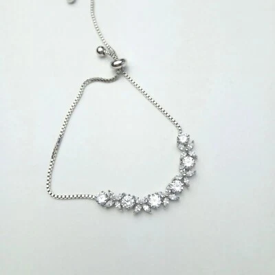 Brazalete Bolo para mujer de corte redondo de diamantes creado en laboratorio de 4 quilates enchapado en oro blanco de 14 quilates Foto 1 de 4