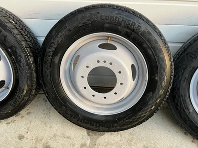 Rueda de acero de 19,5" x 6 con neumático Conti HSR 5 225 70 19,5 10 orejetas llanta Ford F550 OEM  Foto 1 de 4