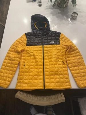 Chaqueta acolchada amarilla The North Face Thermoball para hombre Foto 1 de 2