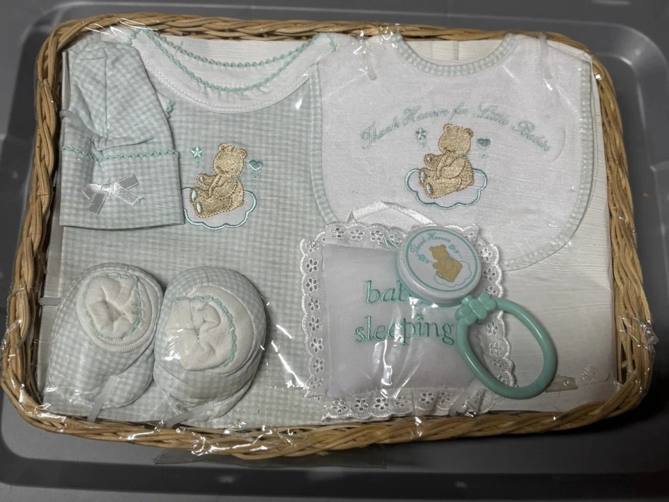 Set de regalo vintage para bebé babero, sonajero, botines Foto 1 de 1