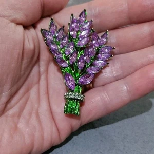 Modeschmuck. Eine große Lavendel Bouquet Brosche aus Metall und Strass. - Bild 1 von 2
