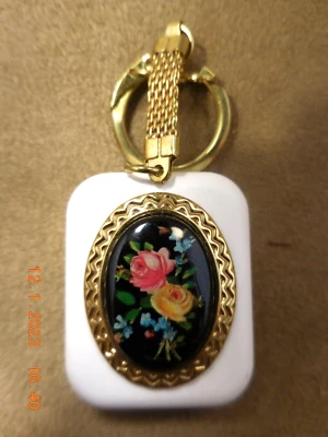 SANKYO MUSICAL KEYCHAIN ENAMEL BLACK FLORAL DESIGN "AROUND THE WORLD" -SEE VIDEO