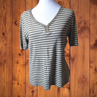 CROFT & BARROW WOMEN'S PETITE MEDIUM STRIPED SHORT SLEEVE V-NECK PULLOVER - Image 1 of 4