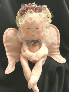 Engel lockiges Haar rosa sitzen handgefertigt genäht Flügel Blumen gefüllt Vintage - Bild 1 von 6